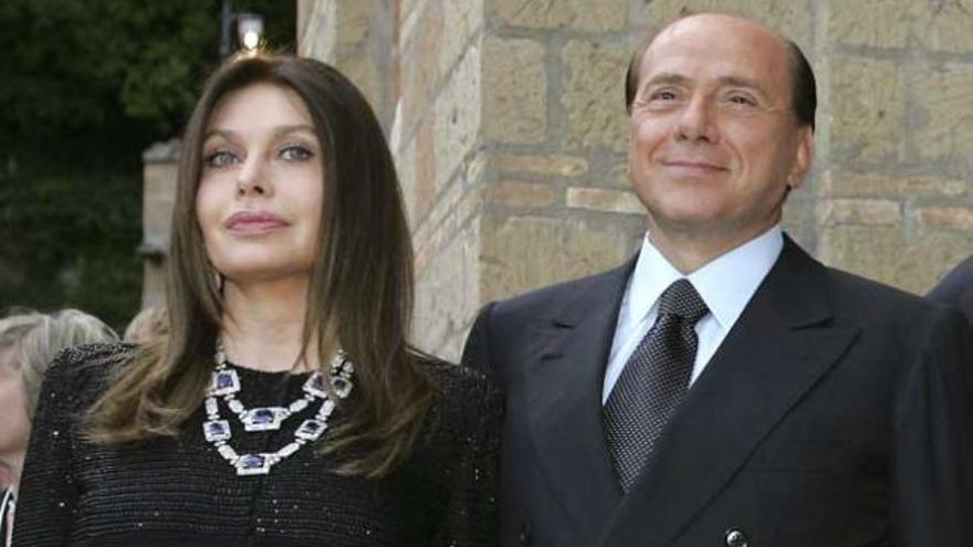 Berlusconi, junto a Lario.