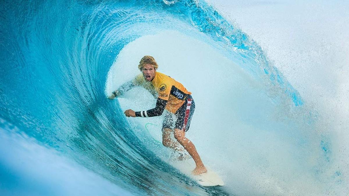 John John Florence (HAW) dentro del tubo durante la final del Billabong Pipe Masters