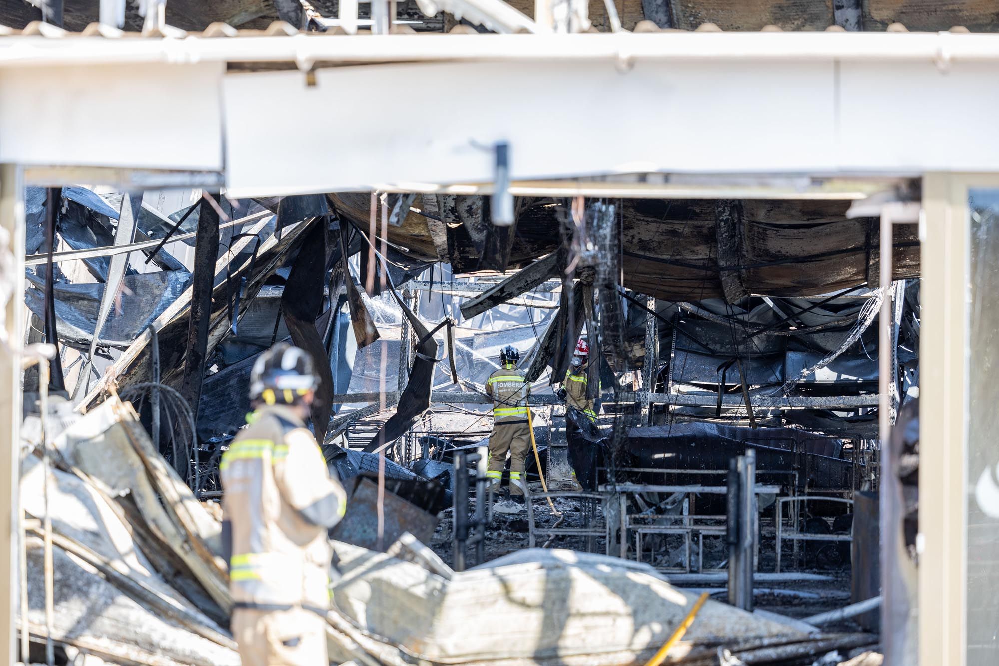 Desoladoras imágenes el día después del incendio de la nave de Citubo en Ibiza