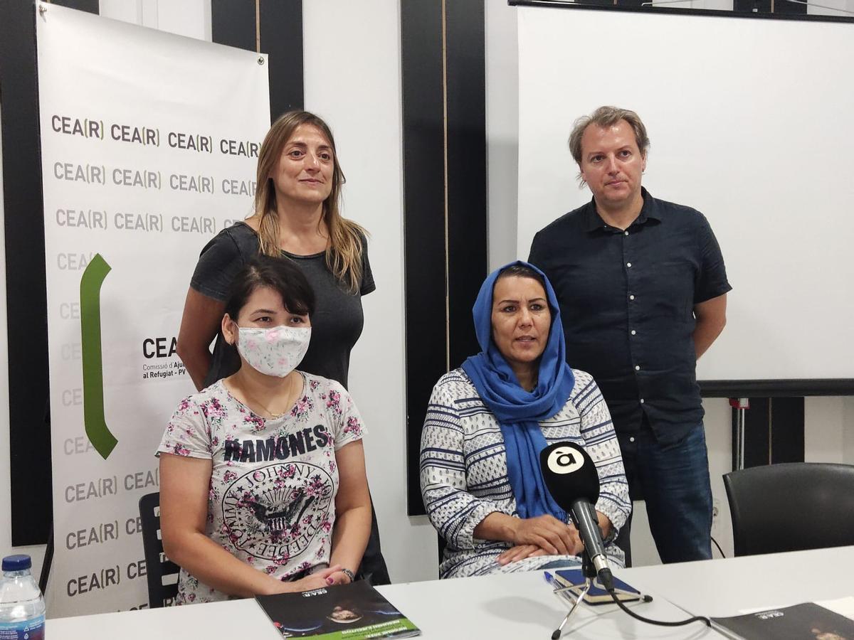 Mercedes Ena y Jaume Durá junto a la traductora y una solicitante de asilo afgana en la presentación del informe de CEAR de 2022