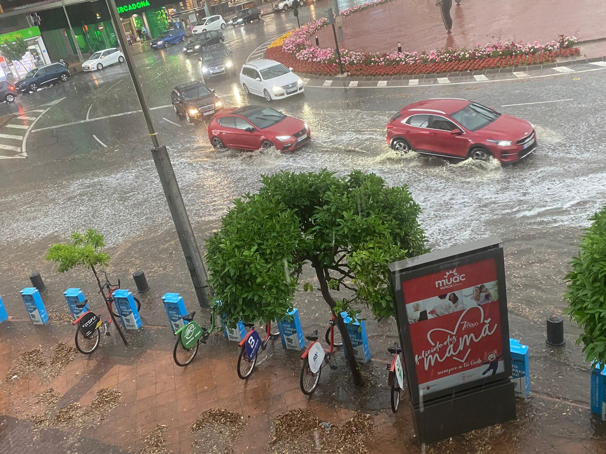 Una tromba de agua pilla por sorpresa a los murcianos.