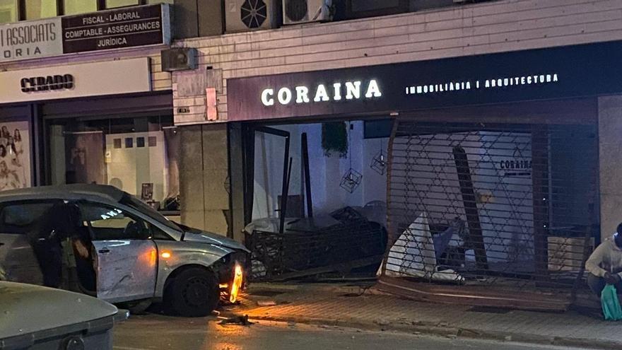 L'accident de trànsit de Banyoles amb el cotxe que s'hi va encastar i les destrosses.