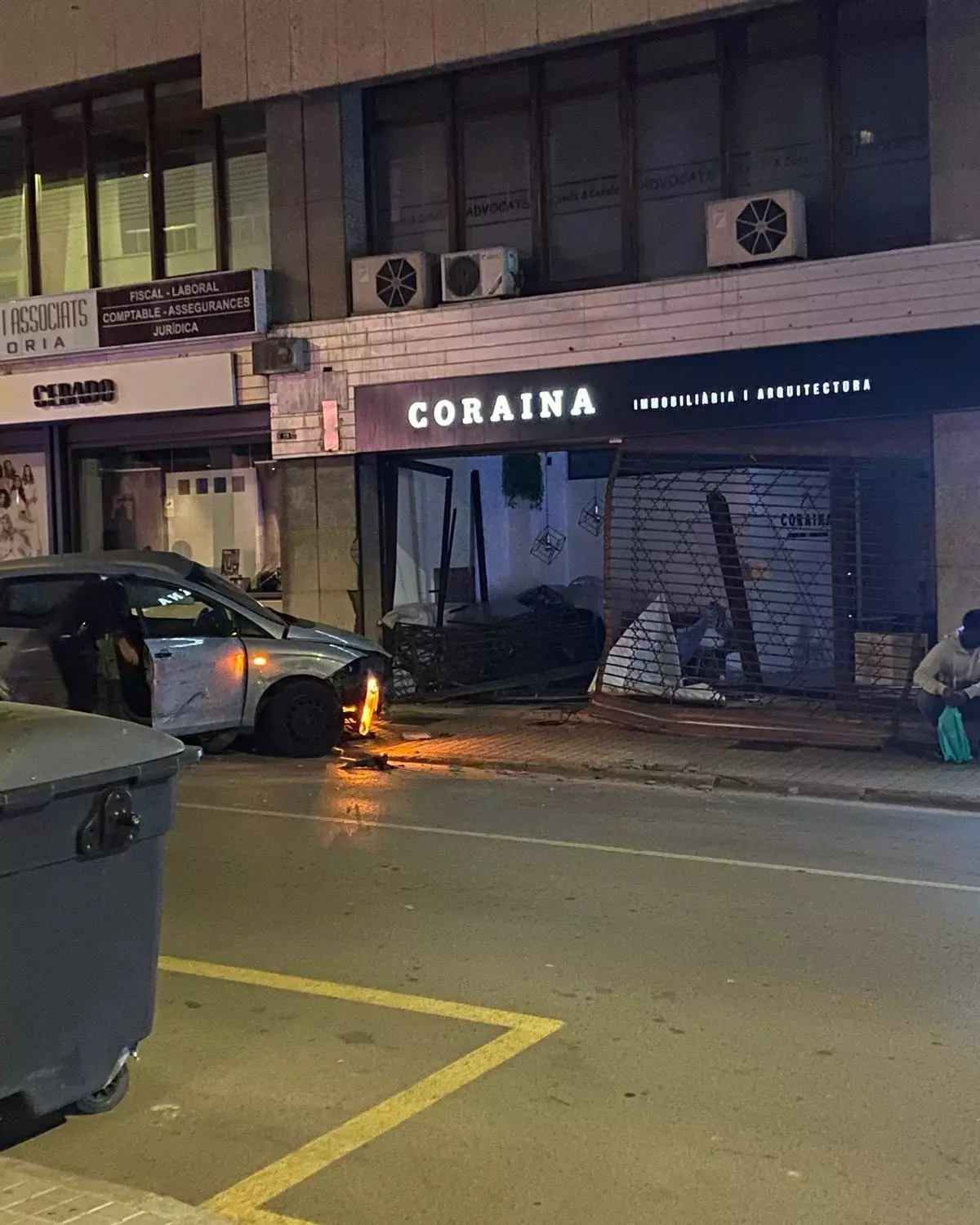 Un xoc entre dos cotxes acaba amb destrosses a una immobiliària a Banyoles