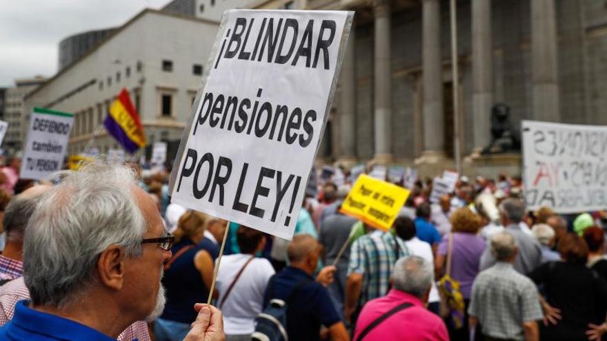 Protesta de un grupo de pensionistas a las puertas del Congreso.