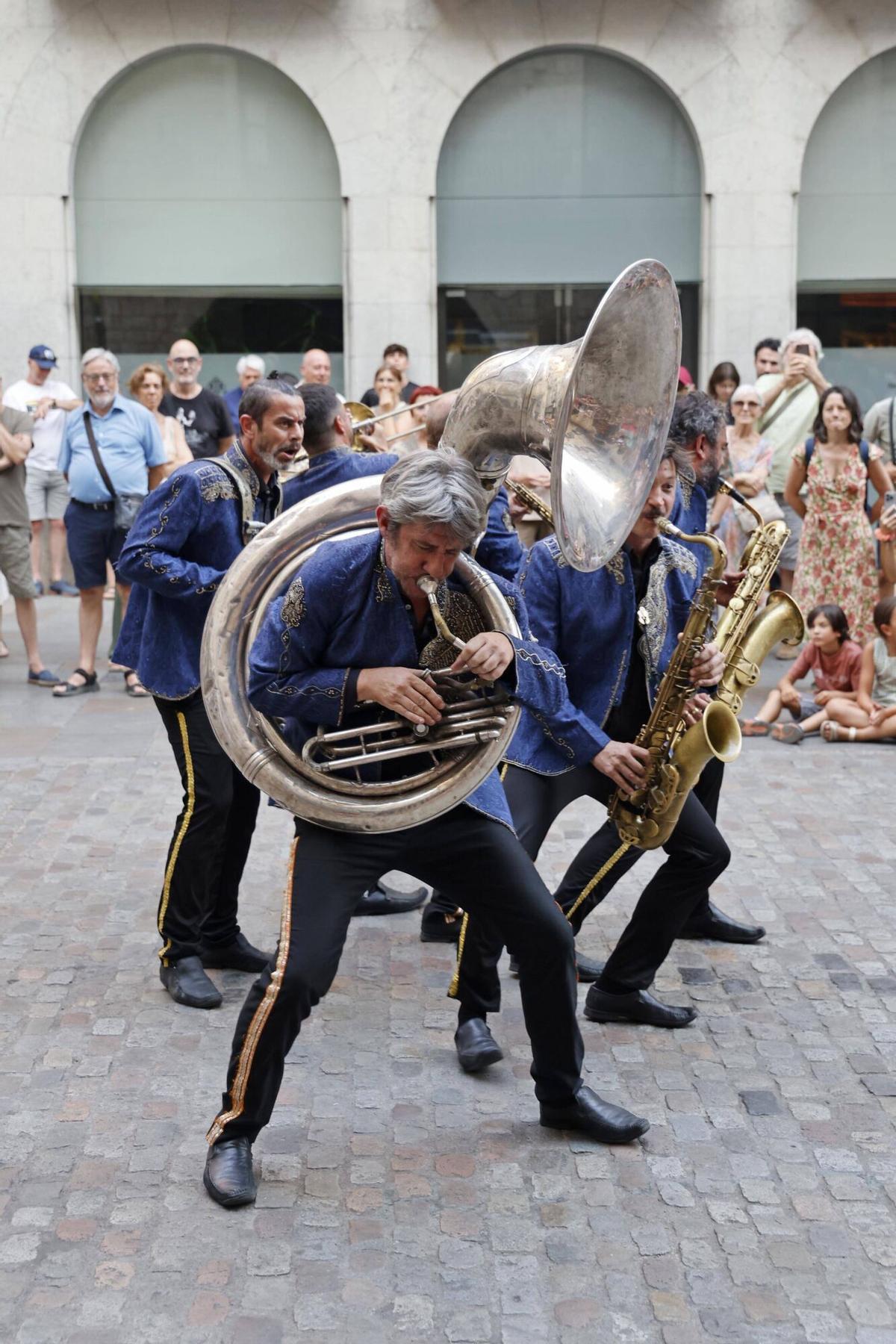 Les imatges de l'espectacle de carrer Fantasies Kikiristaneses dins el cicle Nit d'estiu del Caixaforum