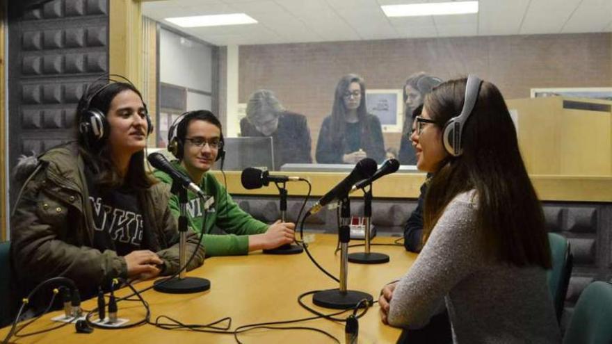 Un momento de la grabación del espacio radiofónico. // DIVI