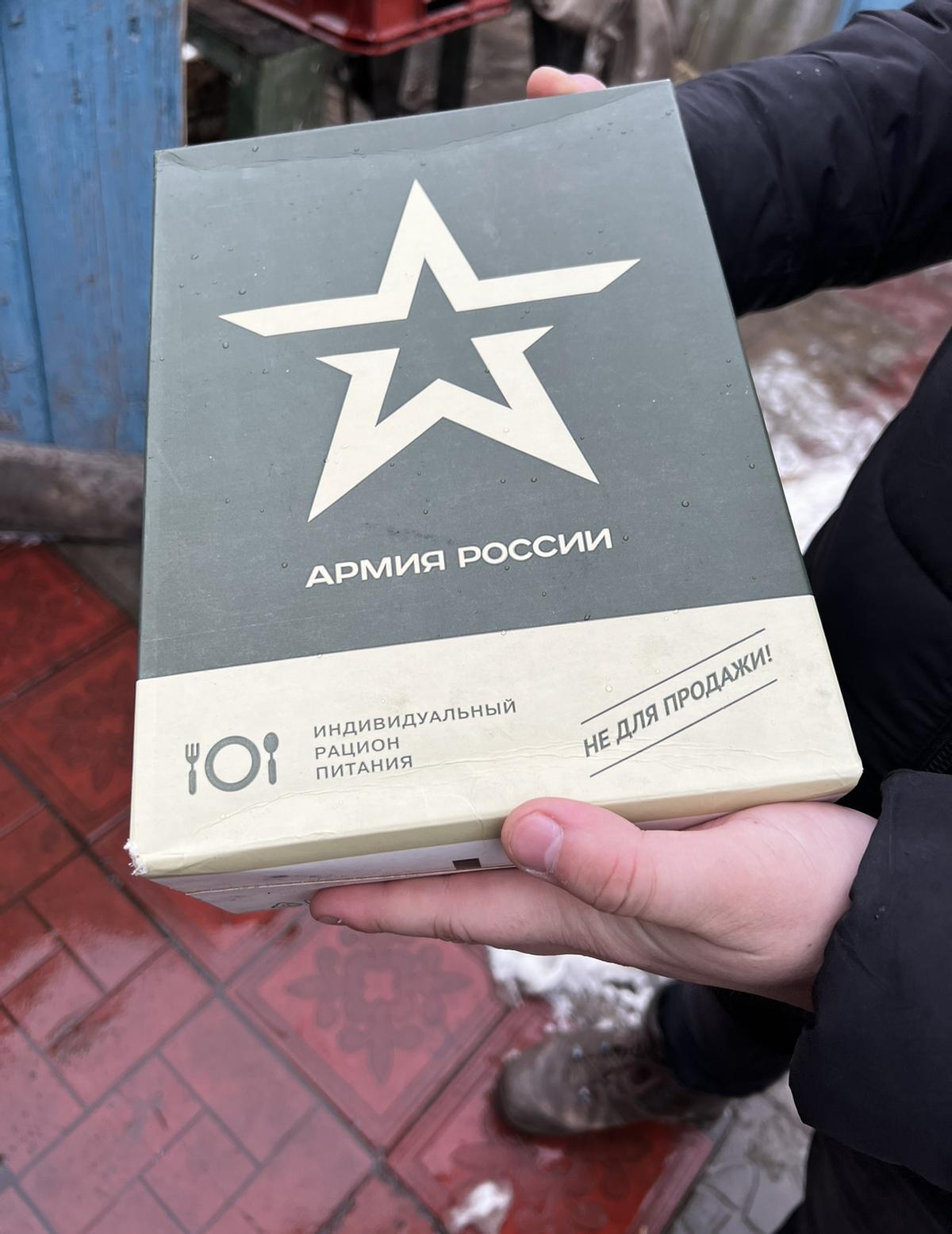 Caja de comida del Ejército ruso encontrada en las cercanías de Izium.