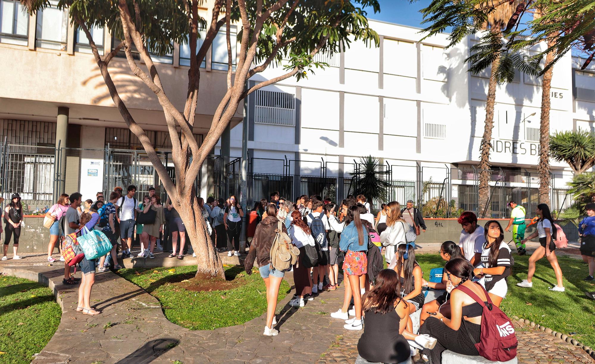 Caminata desde el IES Andrés Bello, recogida de residuos y jornada deportiva en Las Teresitas