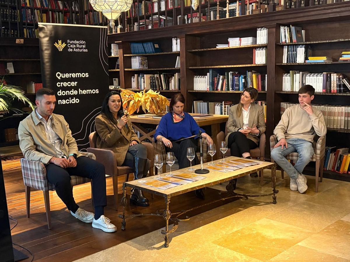 Mesa redonda formada por Enol Méndez, Beatriz Fernández, la directora general Aránzazu González, Rocío Martínez y Jorge Arbas.