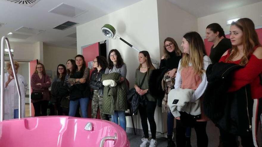 Las médicas visitan en el Hospital de Mieres la sala de partos con la bañera.