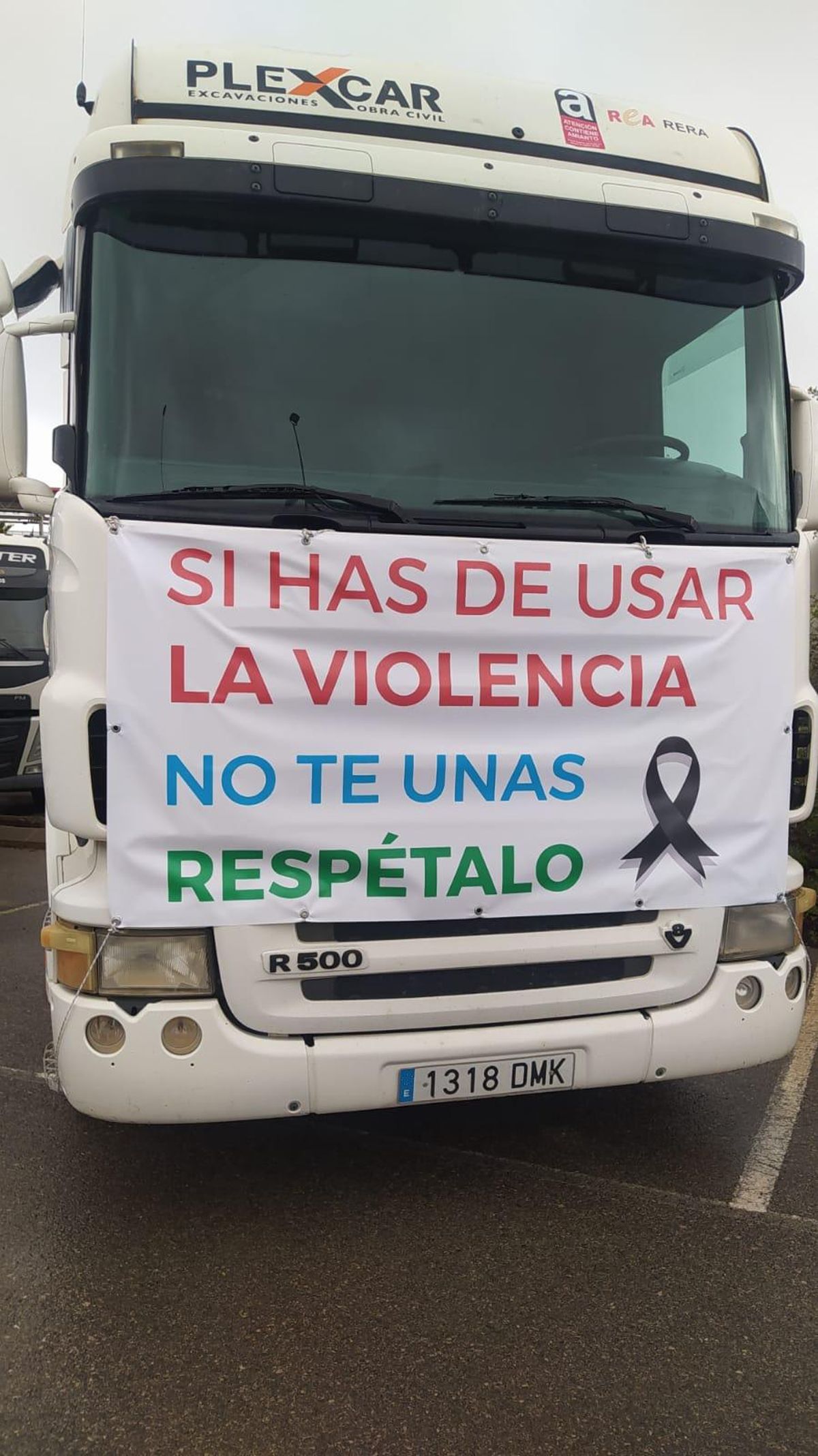 "Si has de usar la violencia, no te unas, respétalo", se lee en carteles de los vehículos pesados.