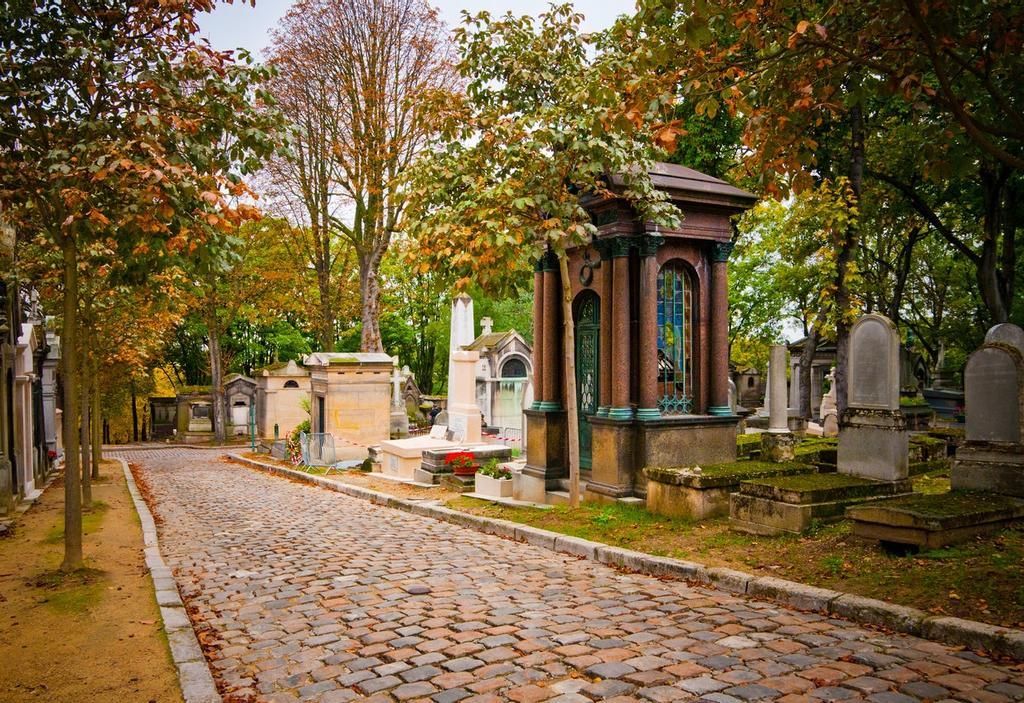 Pére-Lachaise es uno de los cuatro cementerios que construyeron en París 