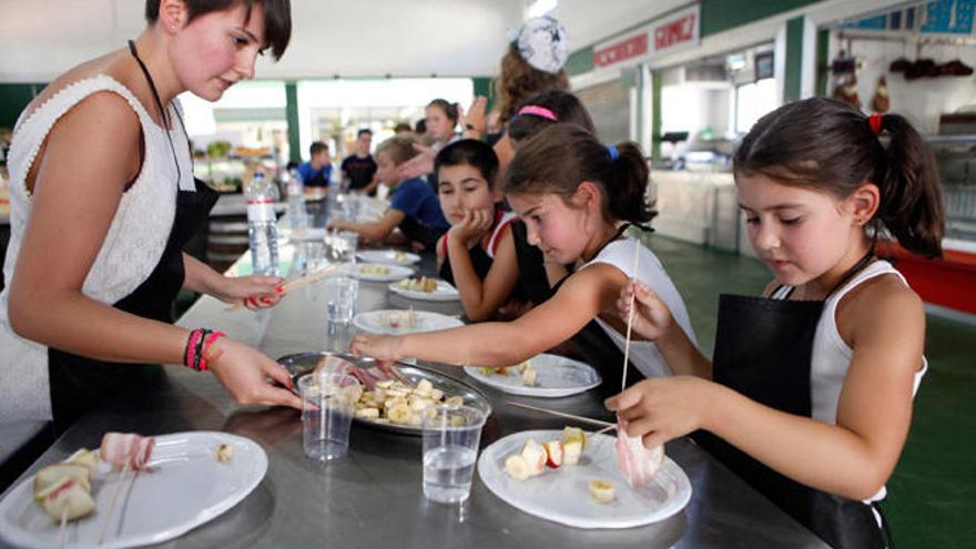 El público infantil aprende a cocinar en los mercados municipales