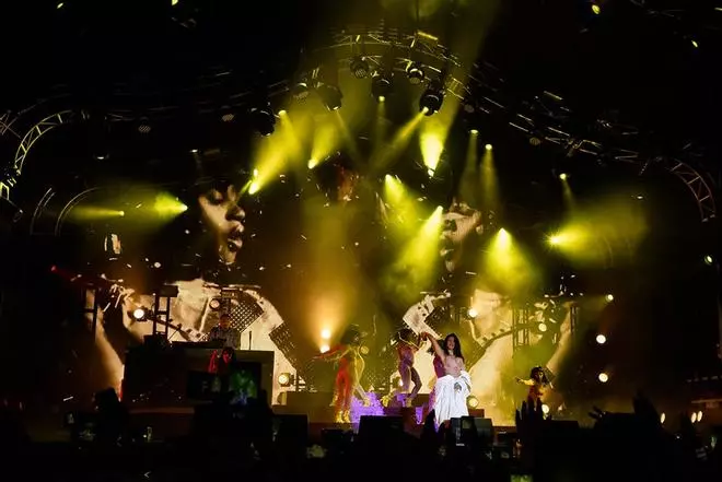 Cardi B en albornoz sobre el escenario