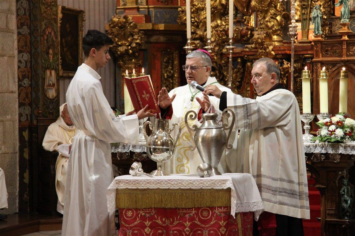 El arzobispo de Mérida-Badajoz preside la Misa Crismal, el año pasado en la catedral de Badajoz.