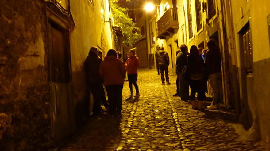 Vecinos, anoche en la calle el Mercado de Cangas de Narcea, muy cerca de la vivienda donde fallecieron intoxicados madre e hijo.