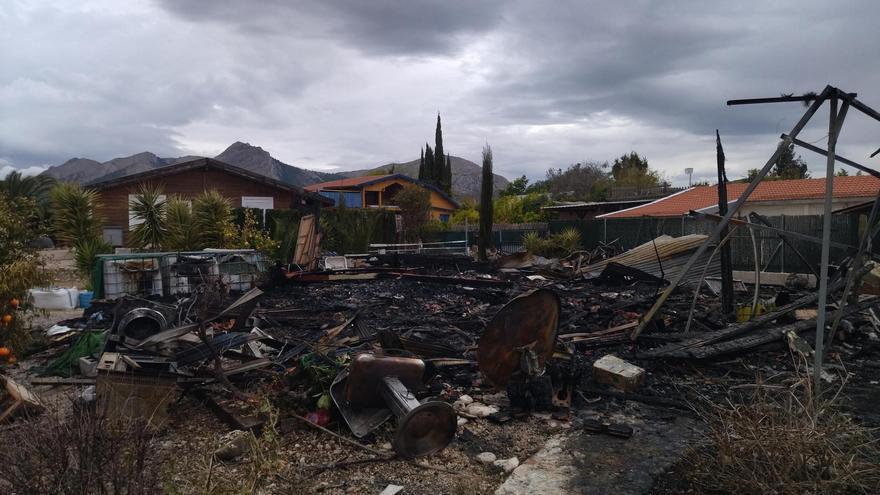 Así ha quedado la casa de madera devorada por el fuego en Benidoleig y donde murió un vecino