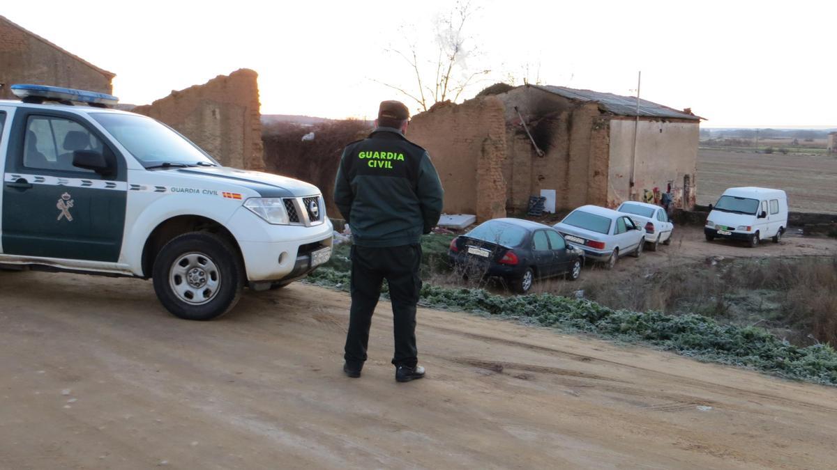 Un agente de la Guardia Civil, en un control de vigilancia