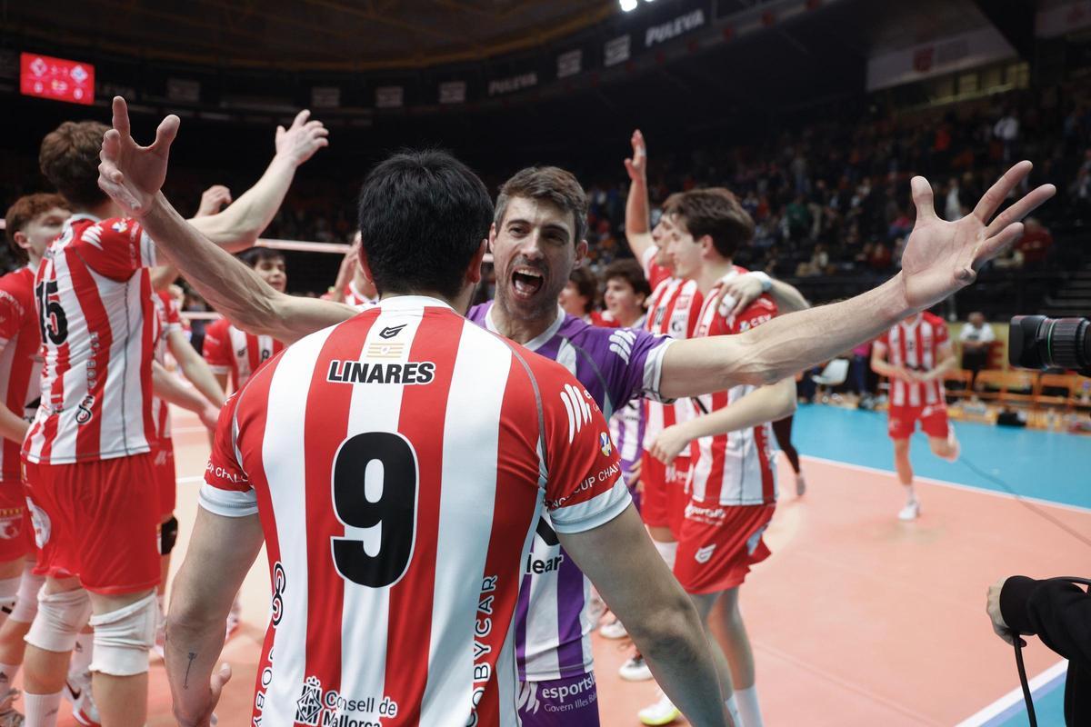 Renzo Cairús a punto de abrazar a su compañero de equipo Koko Linares tras convertirse en campeones.