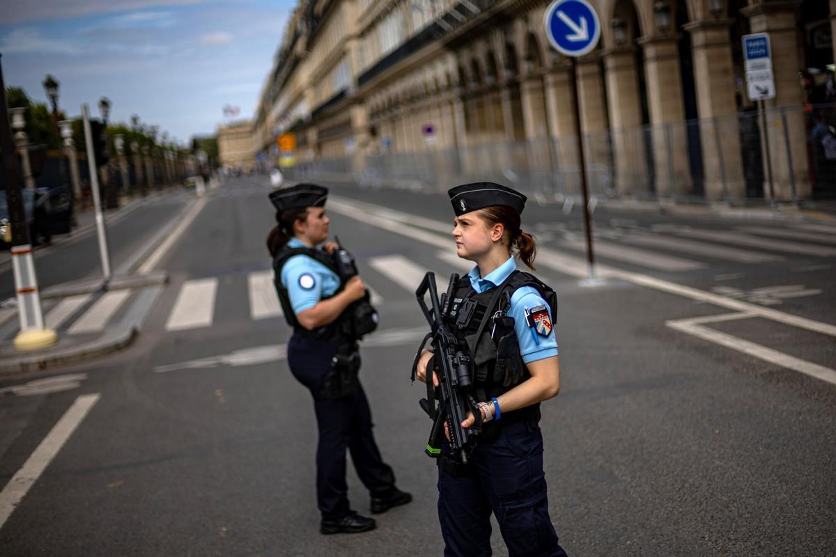 Policías en París
