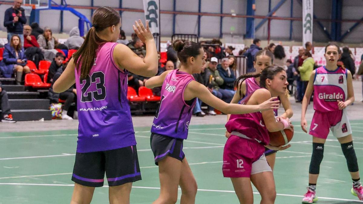 Uno de los partidos del Vilagarcía Basket Cup Helena Mariño. | Iñaki Abella