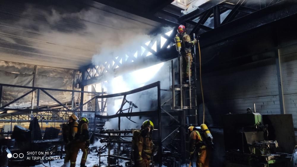 Imágenes del incendio de una fábrica en Alcoy.