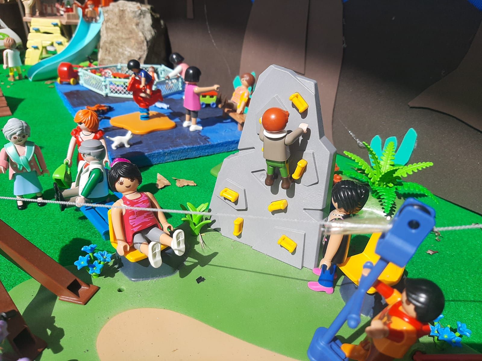 Los Playmobil toman los escaparates del comercio de la Pola