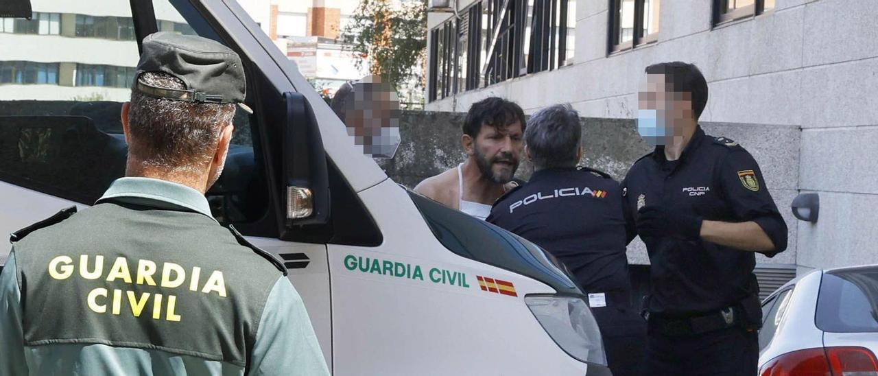 Roberto Domínguez, rodeado de agentes el día que ingresó en prisión. Días después fue puesto en libertad.
