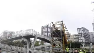 Instalada la pasarela provisional entre las estaciones de tren y autobús de A Coruña