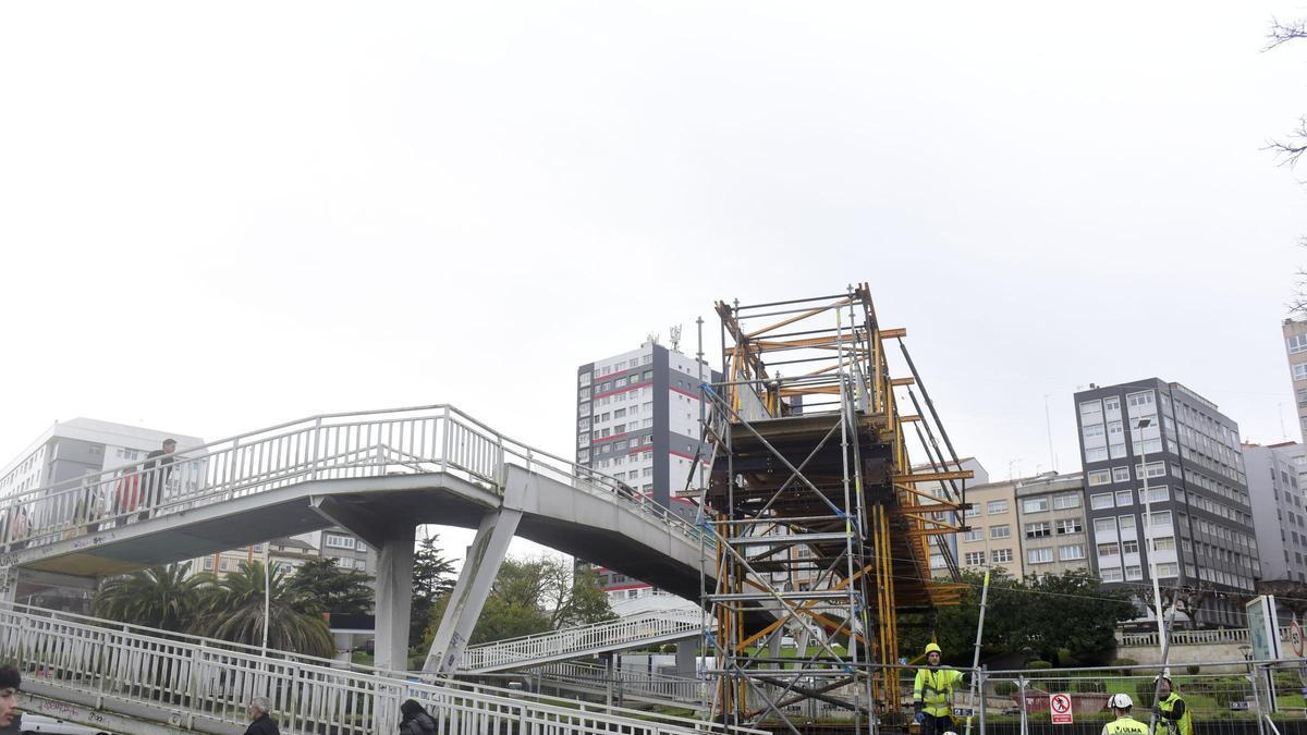 Instalada la pasarela provisional entre las estaciones de tren y autobús de A Coruña