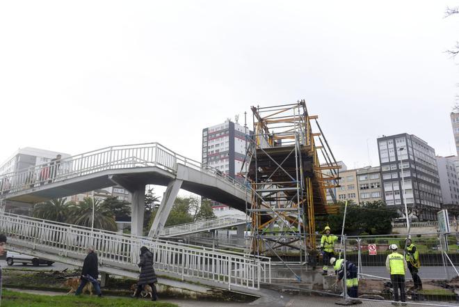 Colocan la pasarela provisional entre las estaciones de bus y tren de A Coruña