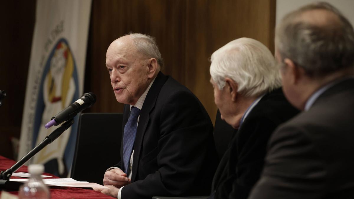 Vaquero ve en la Transición la vía para "entender el presente y el porvenir"