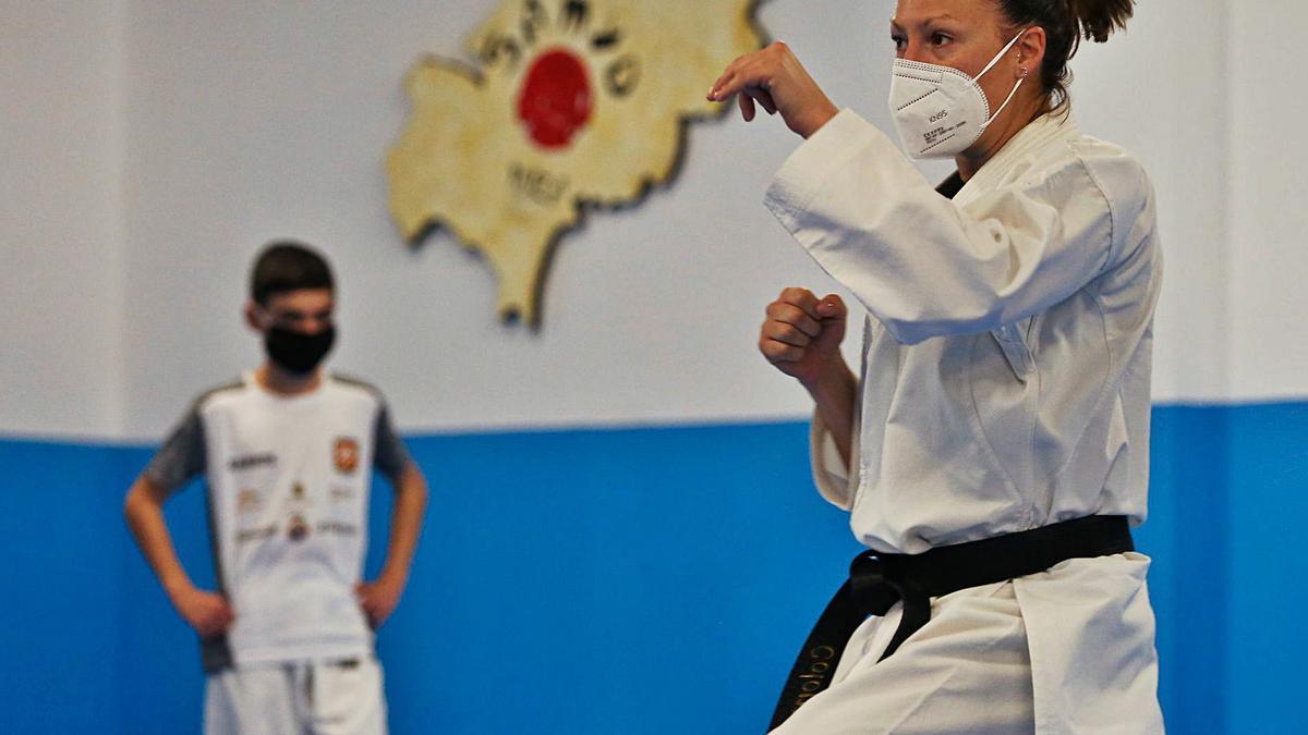 Irene Colomar dirige clases en el club Samyd y es la seleccionadora nacional de kumite absoluto femenino. | T. ESCOBAR