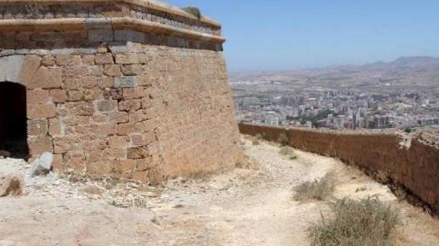 Aforca propone al Consistorio que destine voluntarios para limpiar el Castillo de la Atalaya