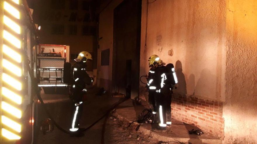 Un momento de la intervención de los Bomberos esta tarde en la nave industrial