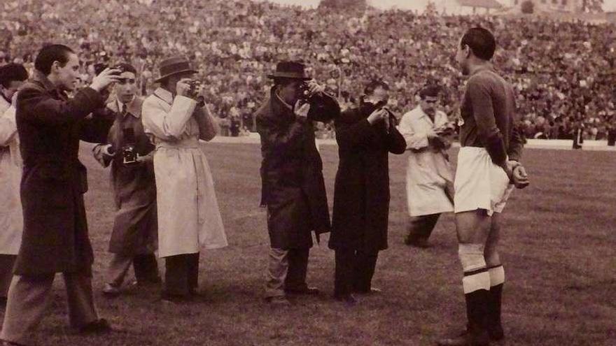 Una imagen del regreso de Lángara al Real Oviedo, en 1946.