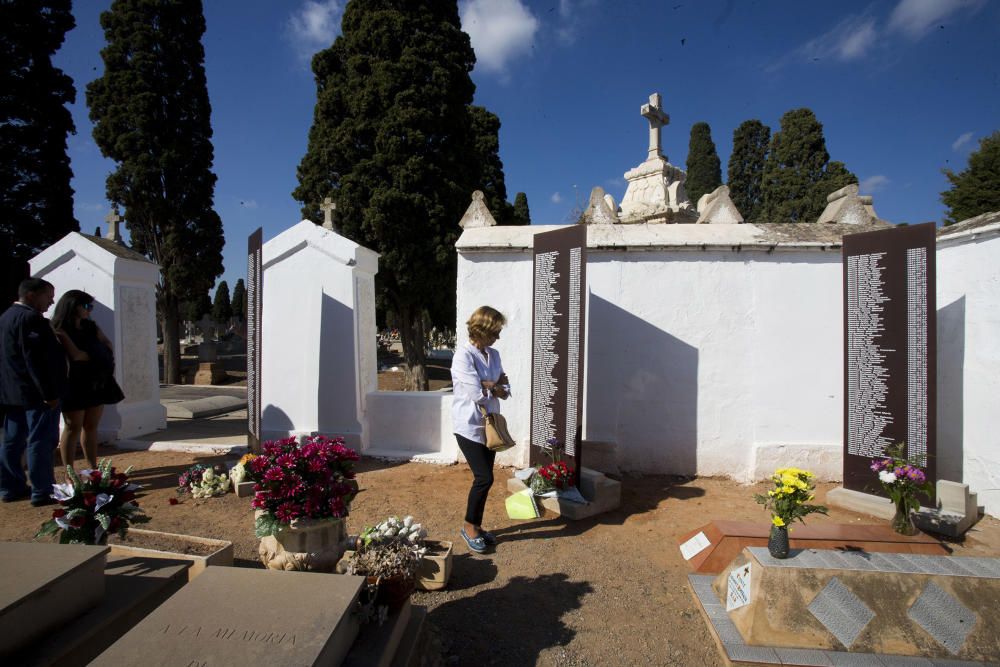Homenaje a los difuntos en el cementerio de Castelló