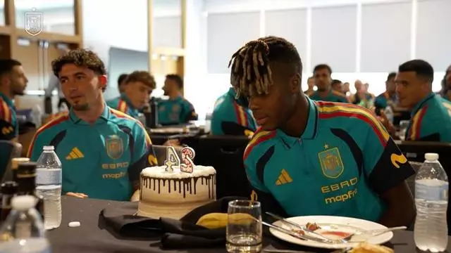 Así celebró Nico Williams su 24 cumpleaños en pleno Mundial con la Roja