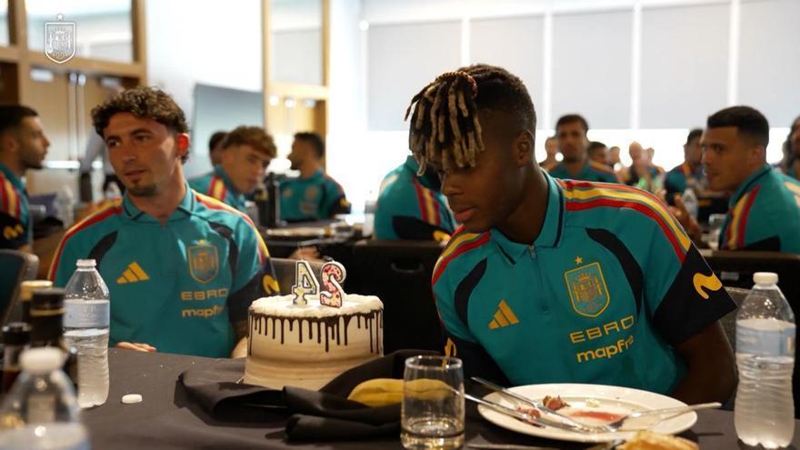 Así celebró Nico Williams su 24 cumpleaños en pleno Mundial con la Roja