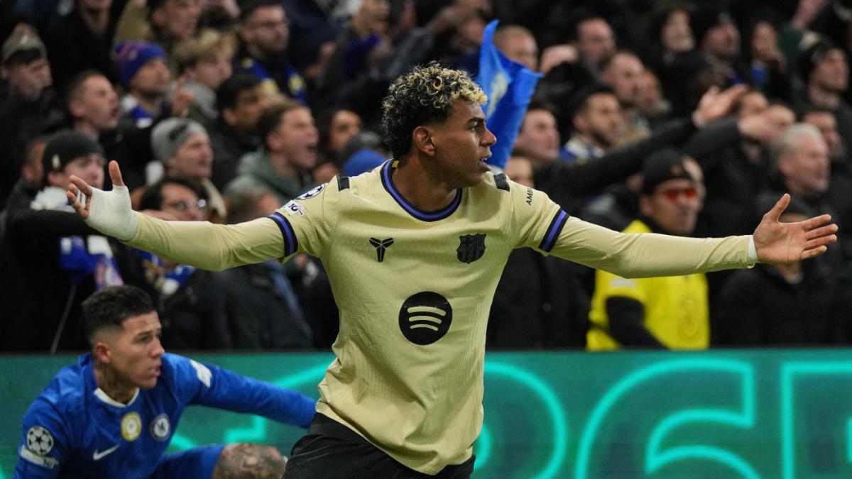 Lamine Yamal reacciona durante el Chelsea - Barcelona de la Champions League