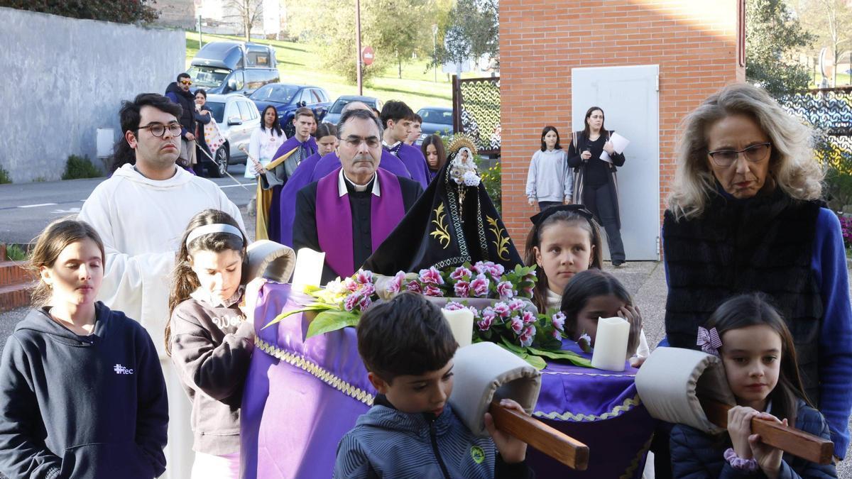 Vía crucis infantil en la parroquia de San Juan XXIII de Viesques, en Gijón