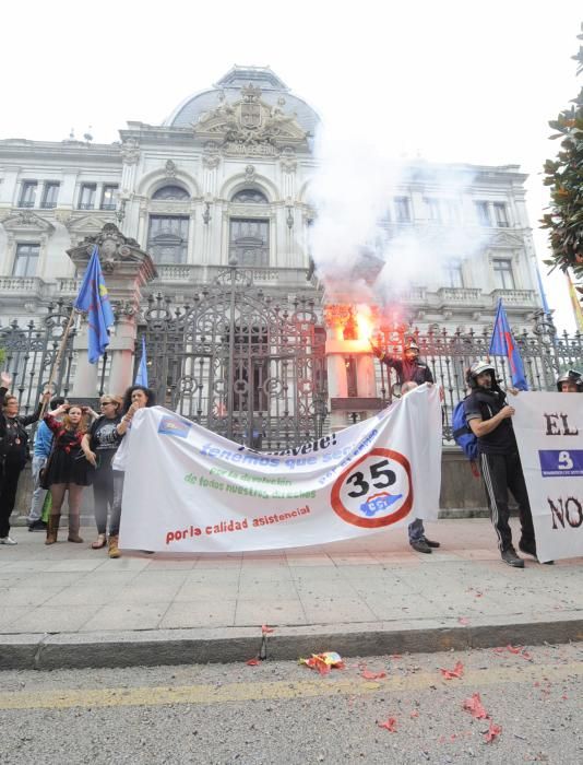 Manifestación de bomberos y trabajadores a la puerta de la Junta General del Principado