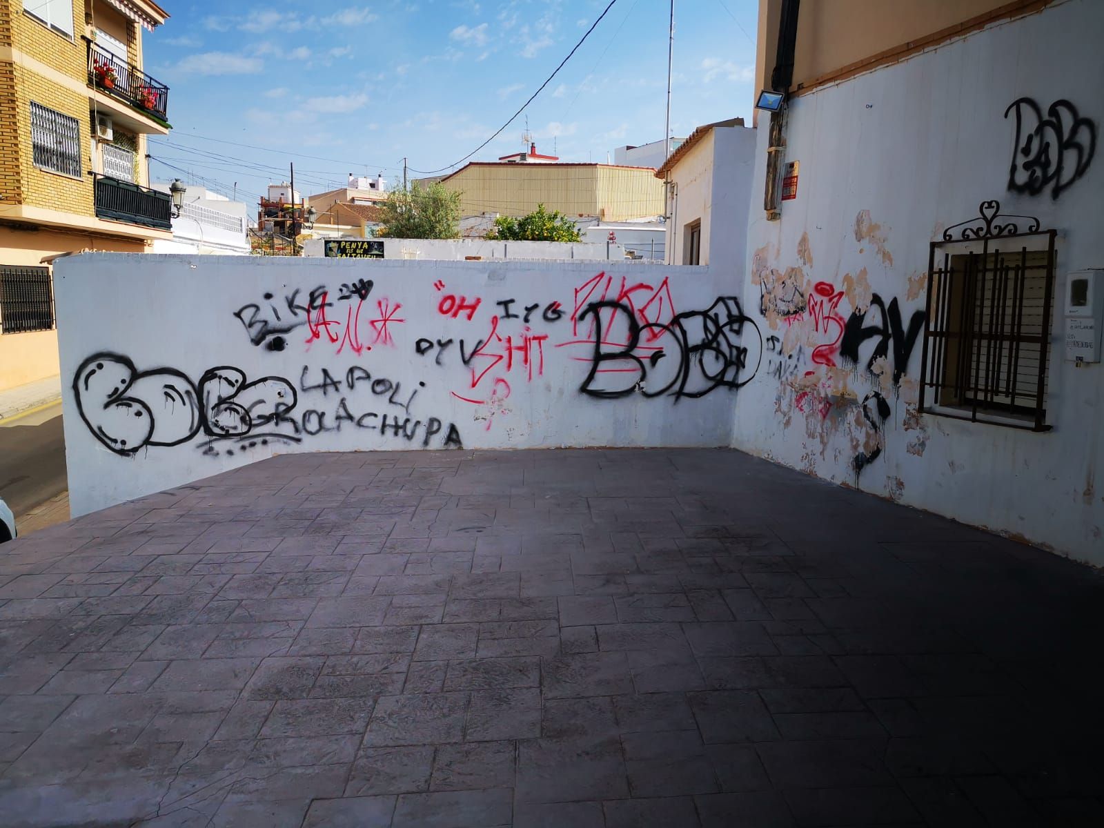 Zona llena de pintadas en las cuevas.