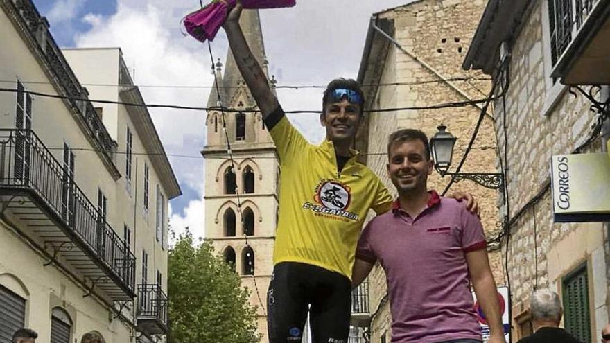 Álex Martínez en el podio de Binissalem con el maillot amarillo de líder de la XIII Challenge de Tardor.