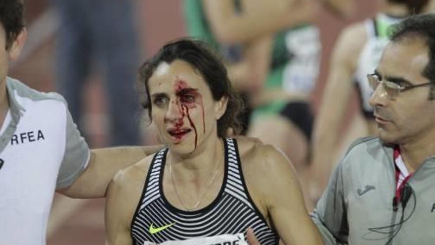 La atleta Núria Fernández, tras caerse en la carrera de 1.500.