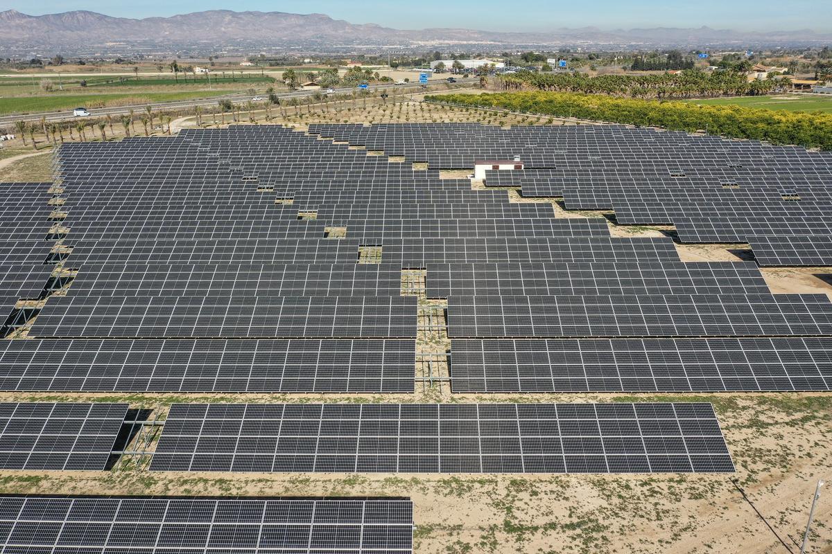 Central fotovoltaica instalada sobre suelo agrícola en Catral.