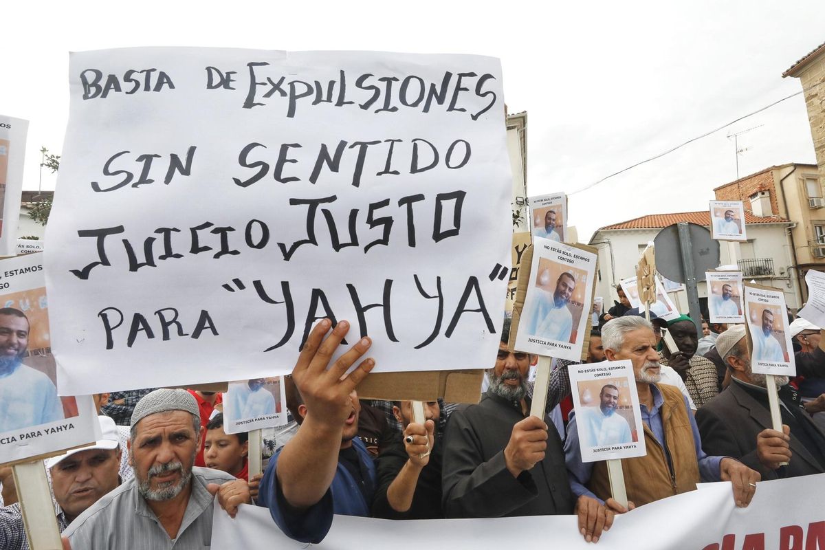 La comunidad islámica, en la concentración en apoyo a Yahyia Benouda.