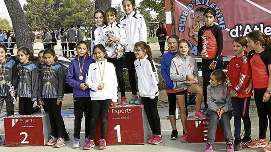 Atletas del Porreres, Claudia Troppa y Campos, primeros clasificados en el Campeonato de Mallorca de cross sub-12 por equipos.