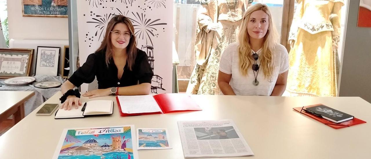 La concejala de fiestas, Marta Lloret, (izquierda) y la diseñadora Martutxa Casares, durante la presentación del cartel y el programa de fiestas de Altea 2021