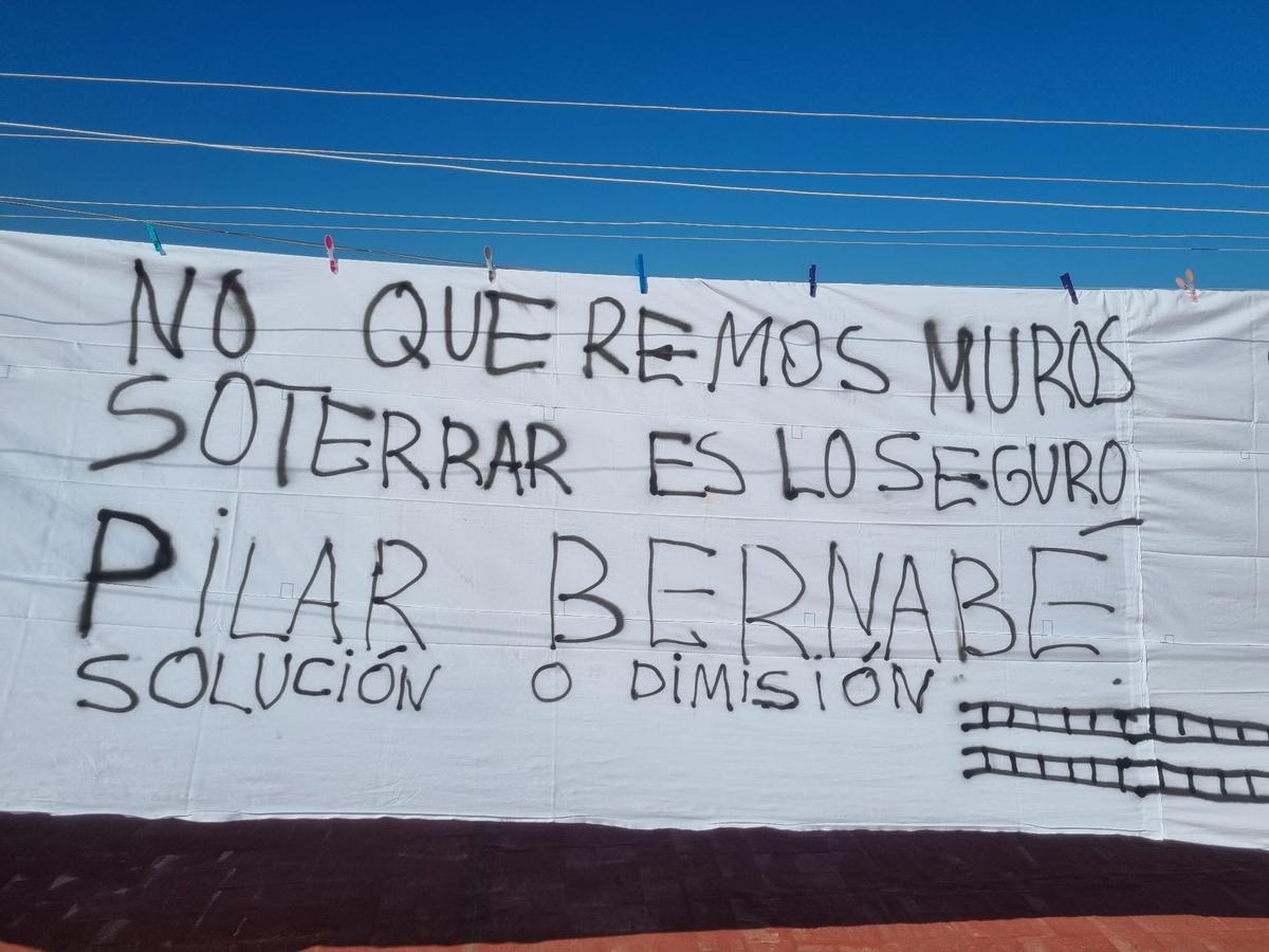 Frases en el muro improvisado del paso a nivel de Alfafar